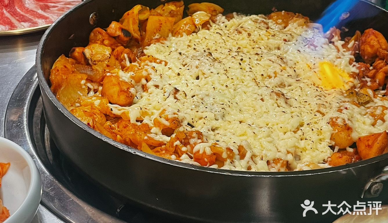 真的有人不爱烤肉和芝士吗？弘大前夜市YYDS