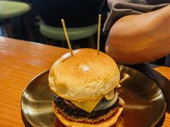 炭烤肥牛牛肉堡-魏斯理汉堡(西安沣东吾悦店)