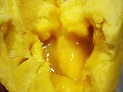 掰开流沙奶黄包-老廣食堂(区庄店)