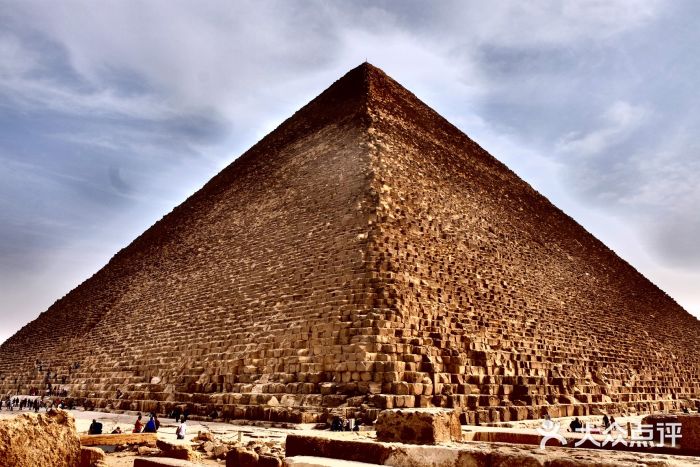 吉萨金字塔群图片