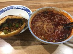 红油米线-老字号杨坡红油米线腊汁肉夹馍(东四道巷店)