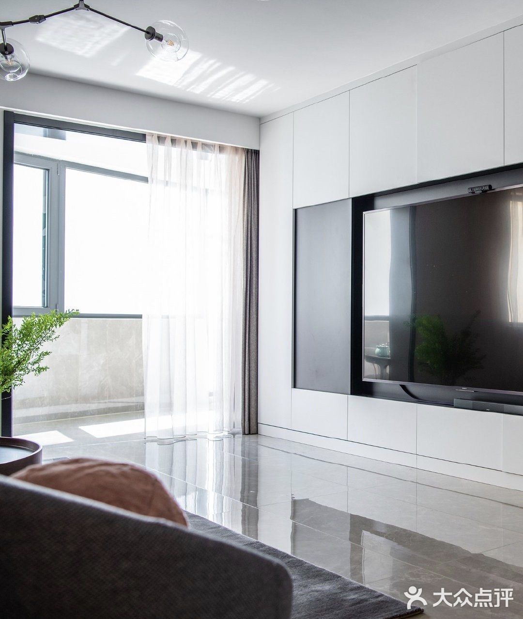 他不仅拥有面朝大海的房子，还拥有最爱的她