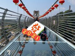 -客天下恐龙水晶玻璃桥