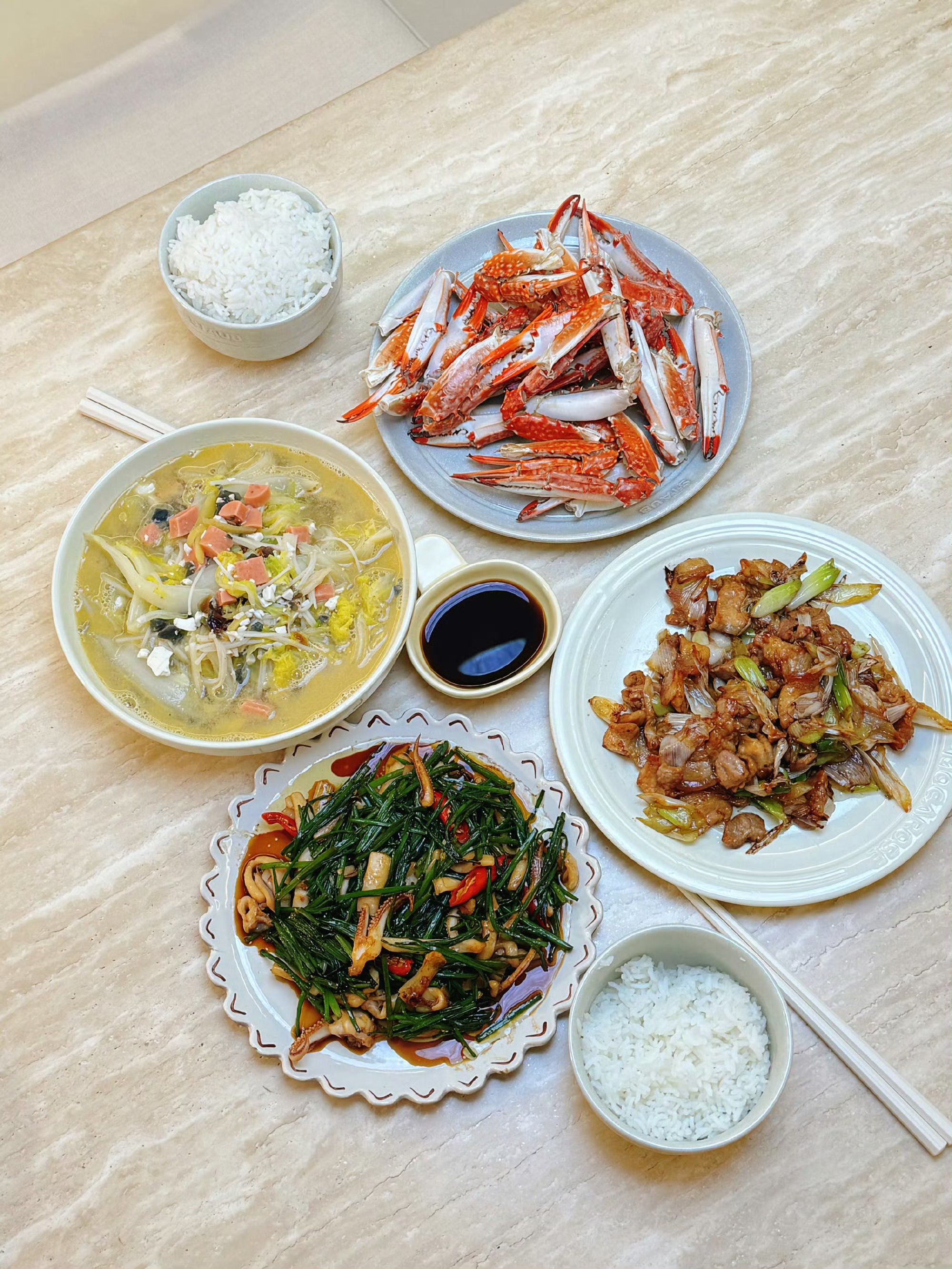 吃晚饭! 大葱炒五花肉,韭菜花炒鱿鱼,上汤娃