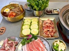 -围炉肉舍•炭烤活鳗•丹东海鲜烤肉(步行街店)