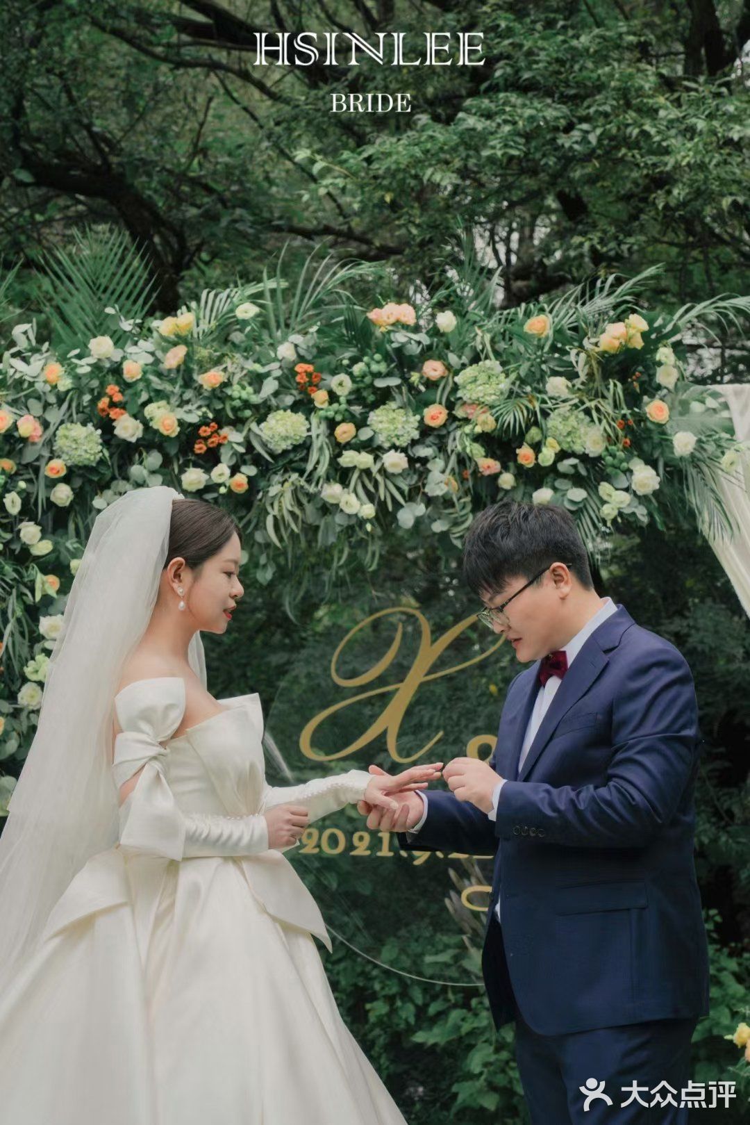 端庄大气的缎面婚纱→女王气场