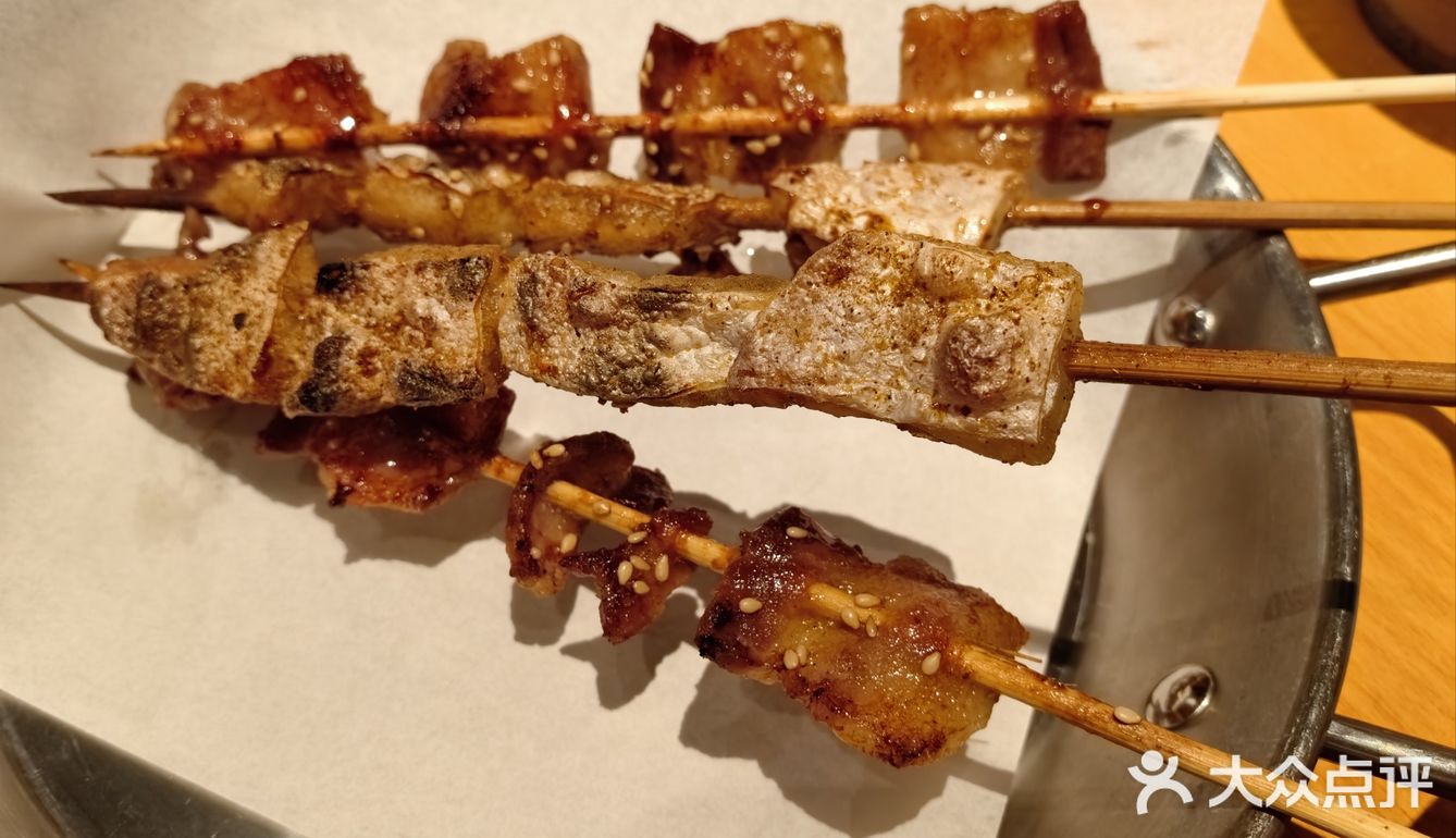 招牌蜜汁烤鱼腩和五花肉烧烤很绝！