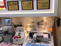 -美式眼镜·授权蔡司.依视路.尼康.豪雅.明月(人民广场店)