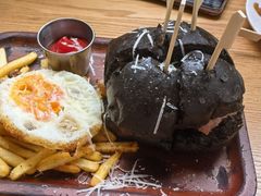 经典牛肉汉堡-HELLO 27 意面·沙拉·帕尼尼