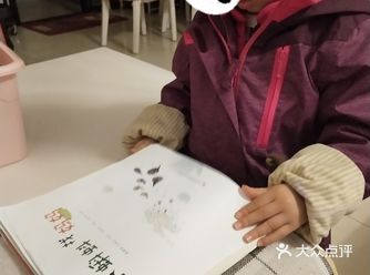 我一般是当睡前故事读给宝宝们听，中国的文化需要传承啦