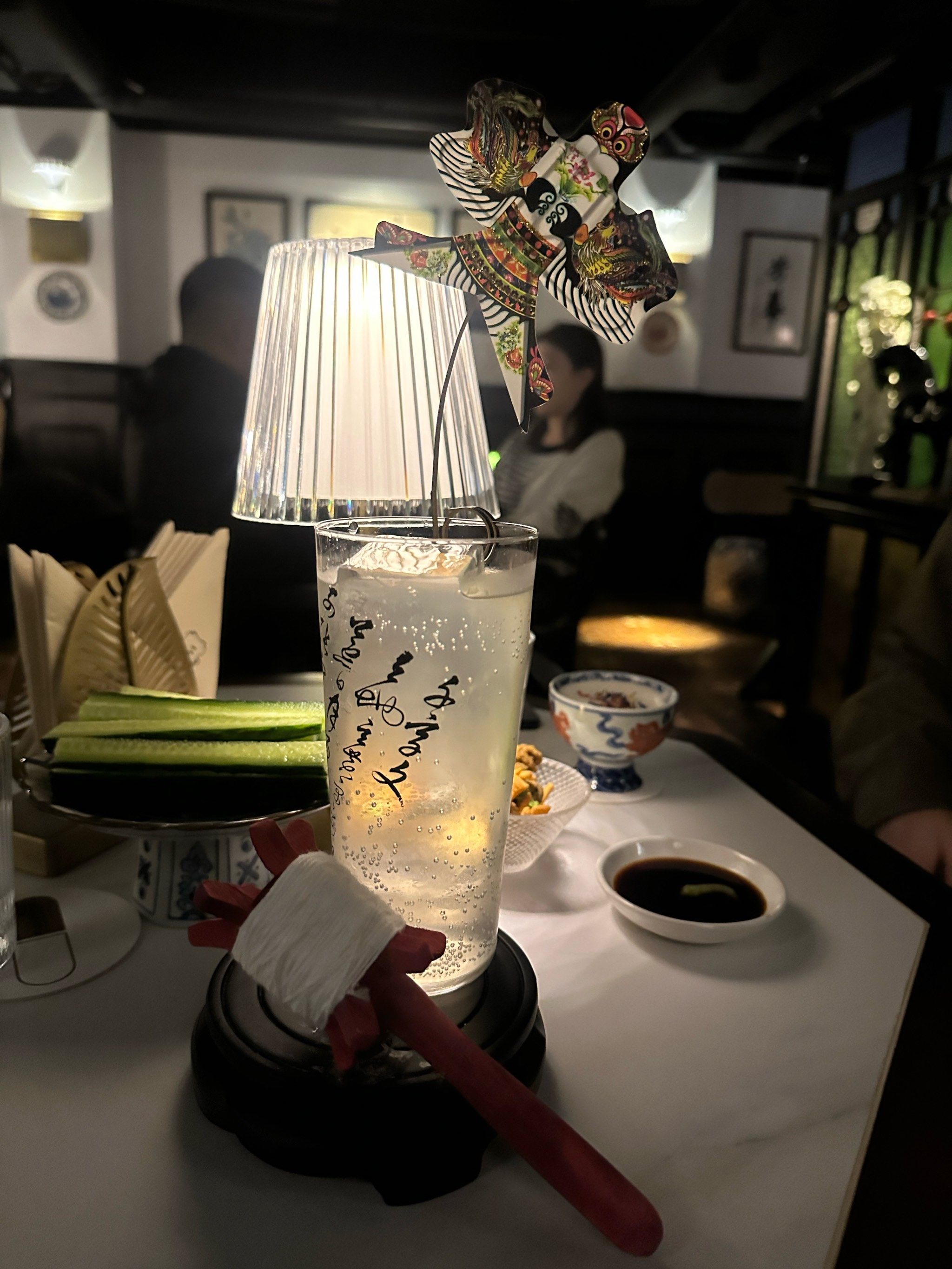 氟西汀春熙路店的装修非常中式尤其是二楼很有上海外滩的