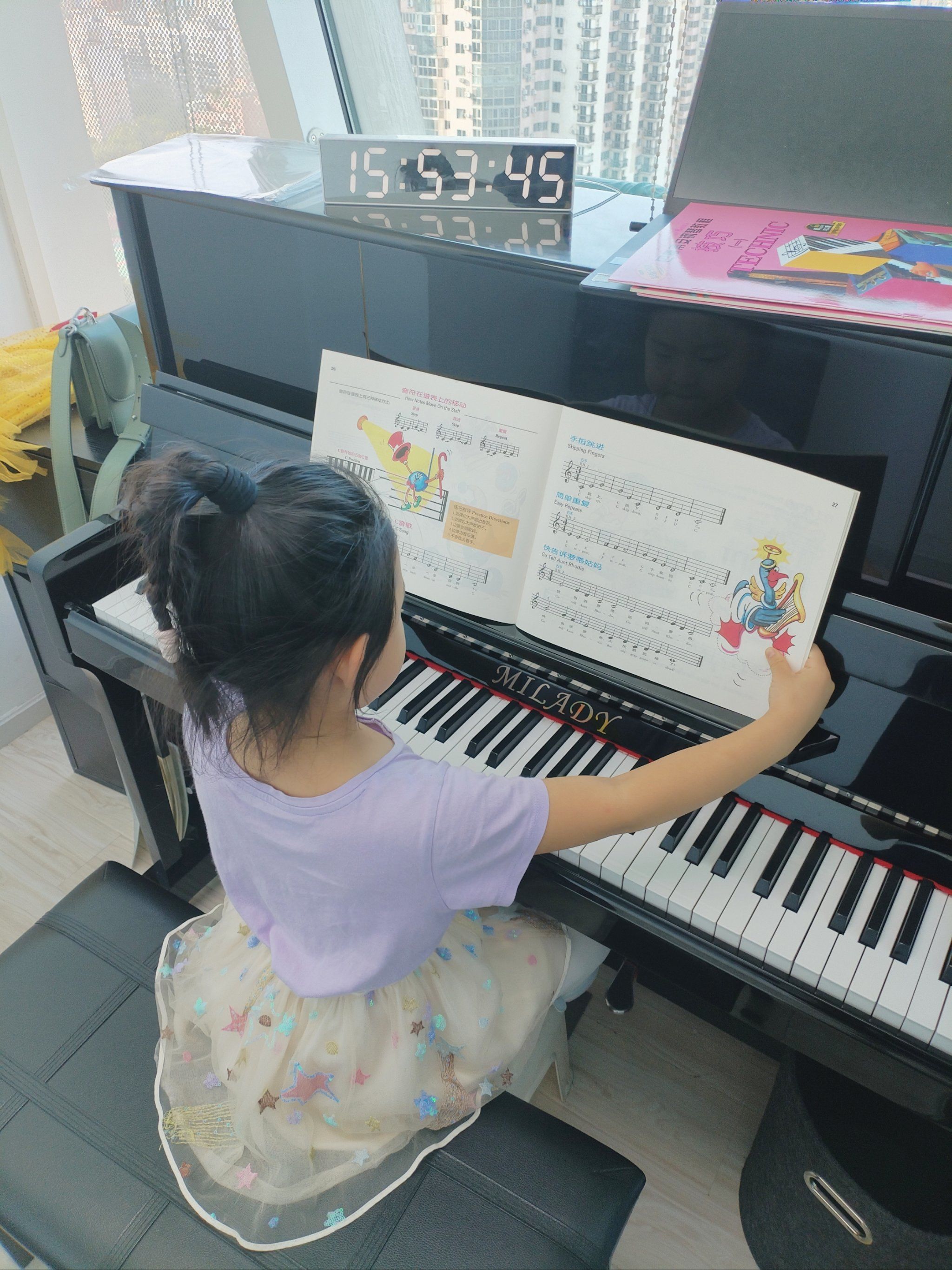 可可爱爱小朋友,认认真真弹钢琴,学习态度非常好!