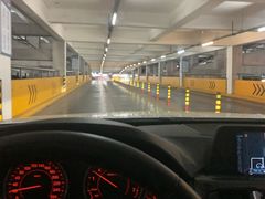 -虹桥火车站-停车场