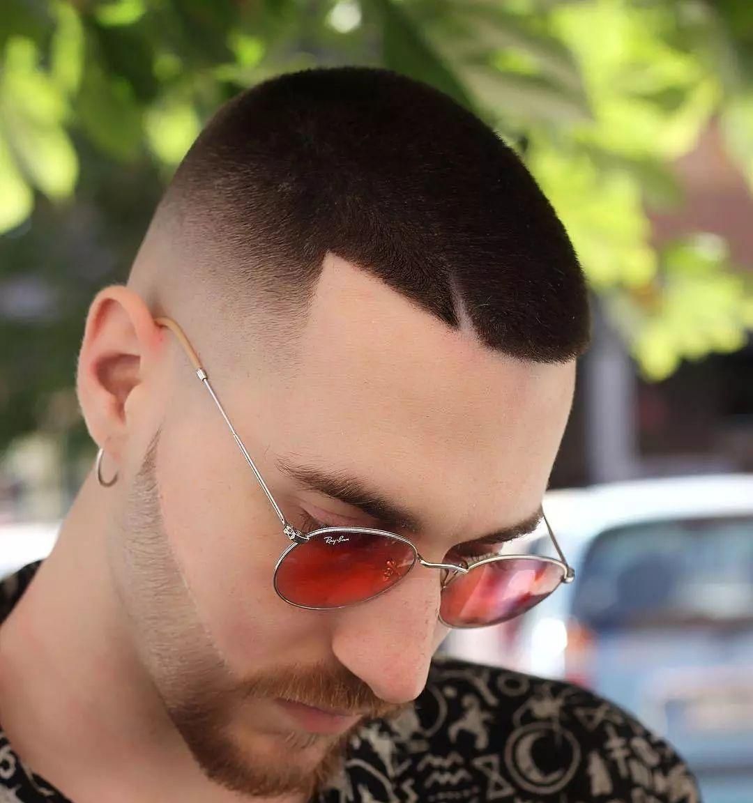 现在的00后男生,特趋向于寸头短发,它有一种力量感,能将奶狼的小男生