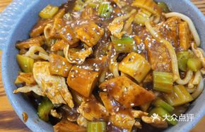 Soy-Style Chicken Stir-Fried in Half (Rice Noodles + Flatbread)
