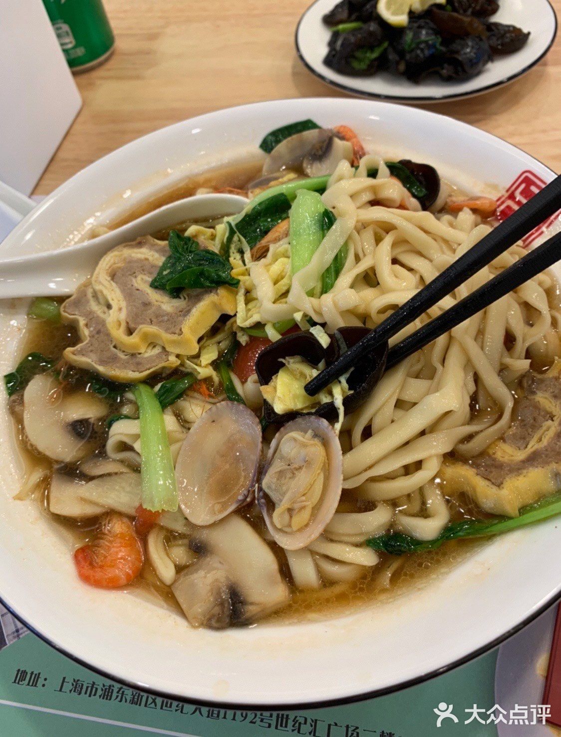 便找了个靠中间的位置坐下来
