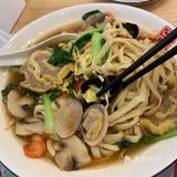 便找了个靠中间的位置坐下来