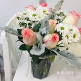 吃完饭，陪死党一起插花，她网购的鲜花