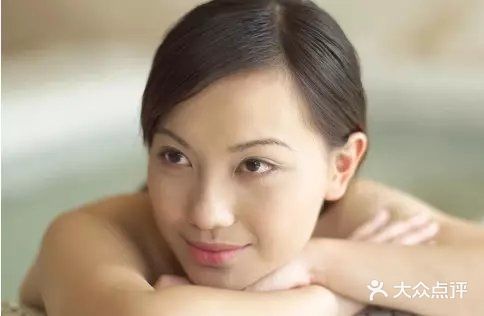 坚持在睡前服用，有助于淡化皱纹和色斑