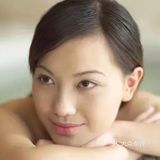 坚持在睡前服用，有助于淡化皱纹和色斑