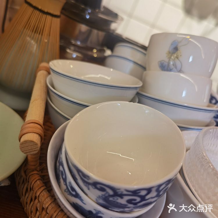 梧桐树下的咖啡店
