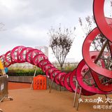 看上去荡得很高，但其实人是整个陷在里面