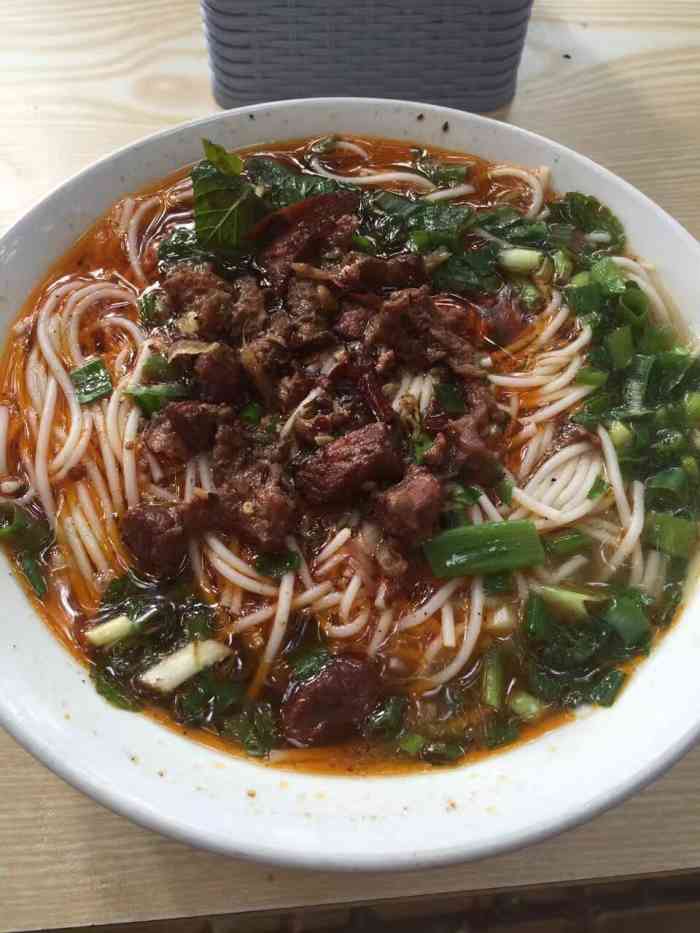 花生汤米线很香 大桌上有各种调料小菜任意加早上花个9块钱热腾腾吃上