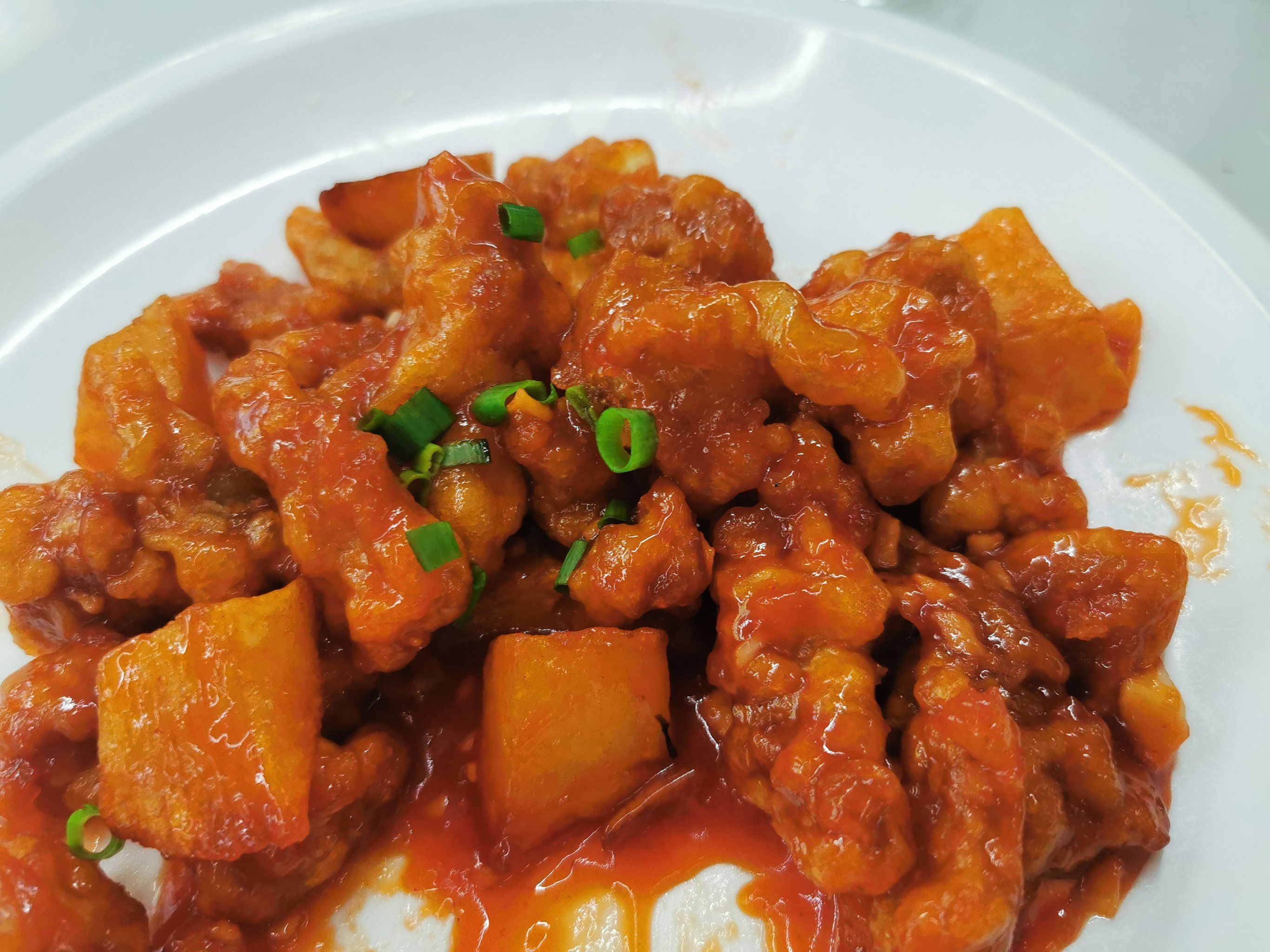 最早吃的是鱼,糖醋排骨或者荔枝肉是轮流点,韭黄炒蛋每次必点,田鸡煲