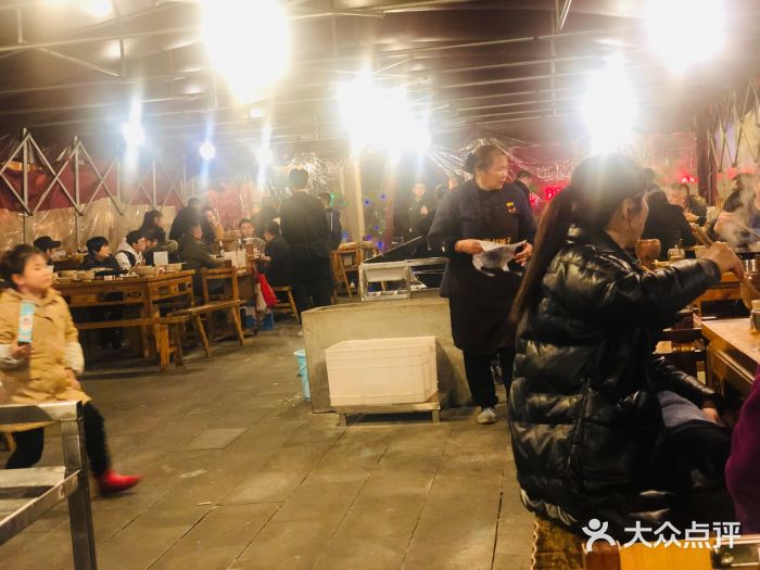 捞锅坝子老火锅(汽博中心店)大堂图片