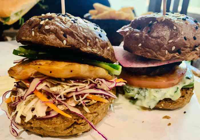 bites&brews(世纪汇店)-"周五的世纪汇很热闹,这家店地铁8号口出来.