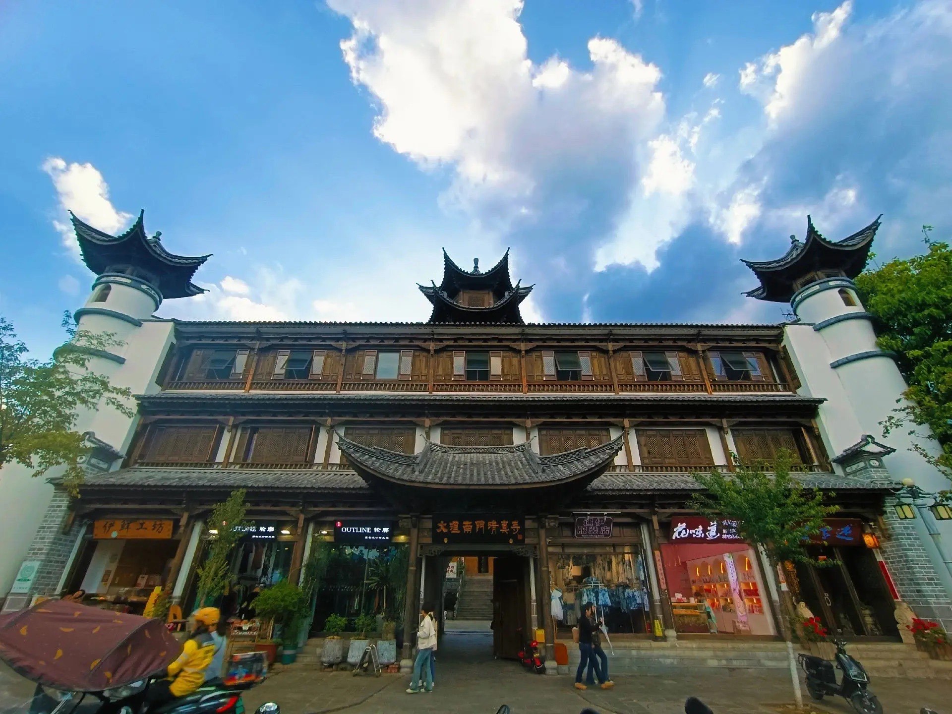 大理南门清真寺始建于元朝,是全国一百所清