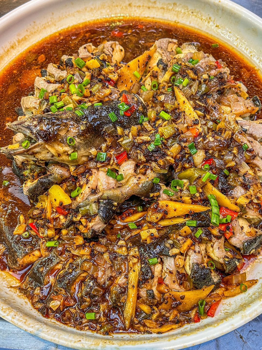 里的烤乳猪只用20天左右的小花猪皮脆肉嫩
白糖,酸辣酱,辣椒粉三种