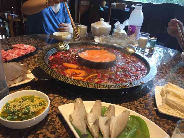 又一村老火锅(烈士墓店)-"烈士墓老店了,火锅店和中餐店,以前住这边.