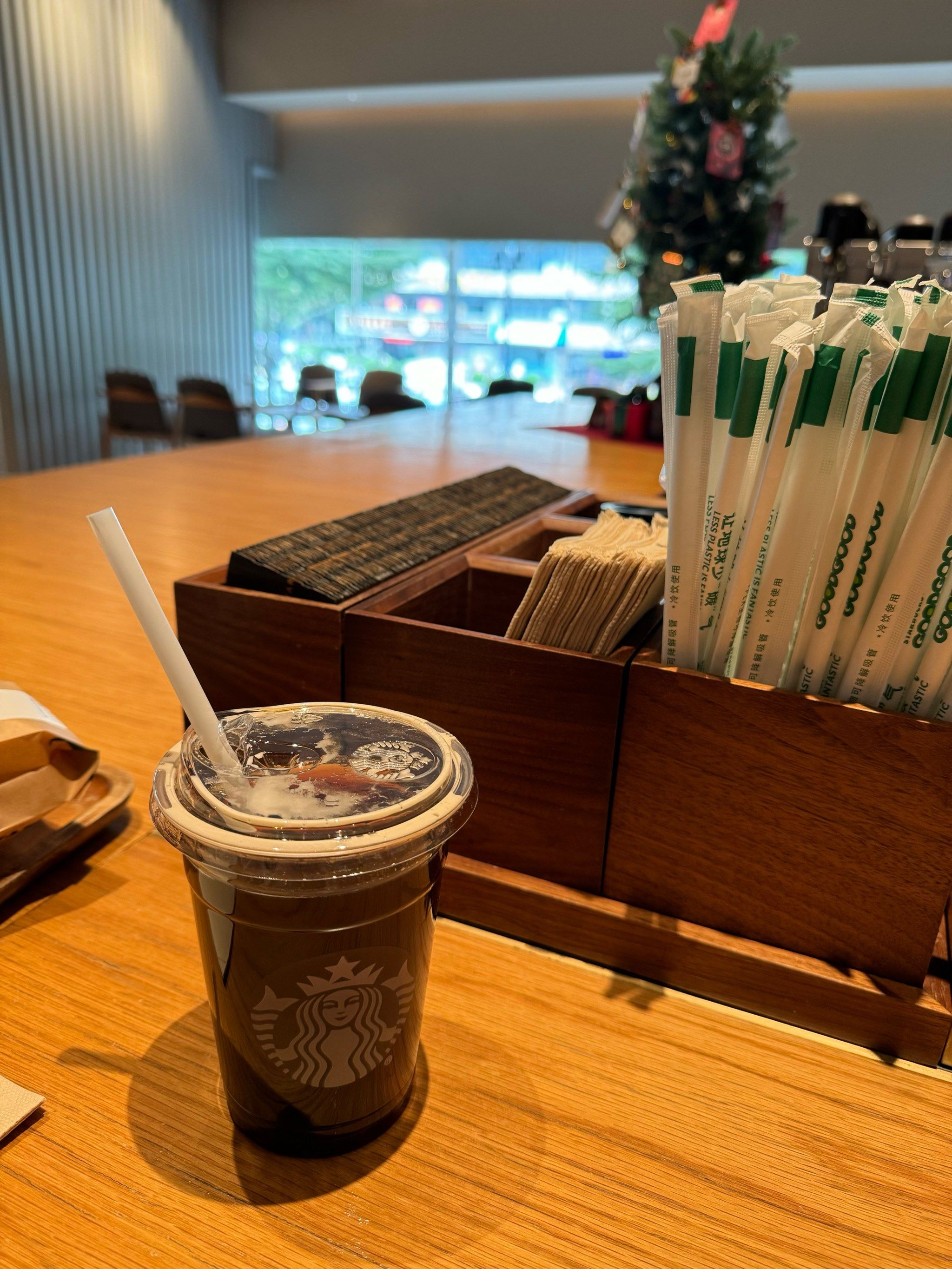 中午喝咖啡☕️
星巴克点了杯冰美式
万菱汇二楼中午人不多