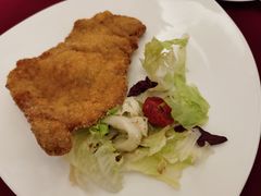 崇明生态猪炸猪排配辣酱油-红房子西菜馆(淮海中路店)