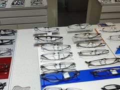 -视野联行眼镜•蔡司•依视路(温江店)