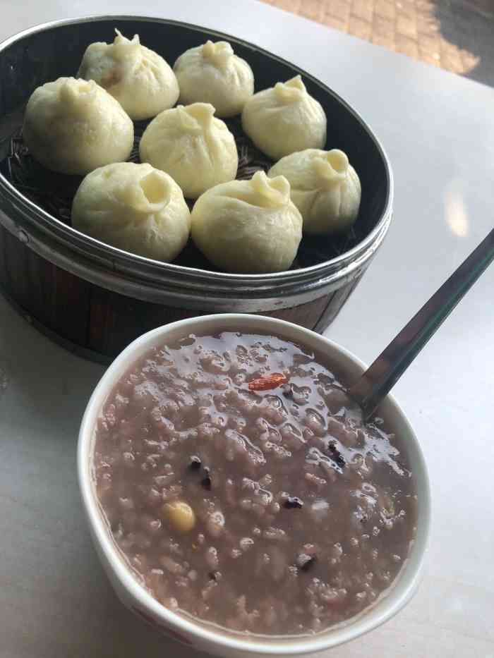 打分 医院旁边 稀饭 咸菜 粥都还过得去 里面日批少了点