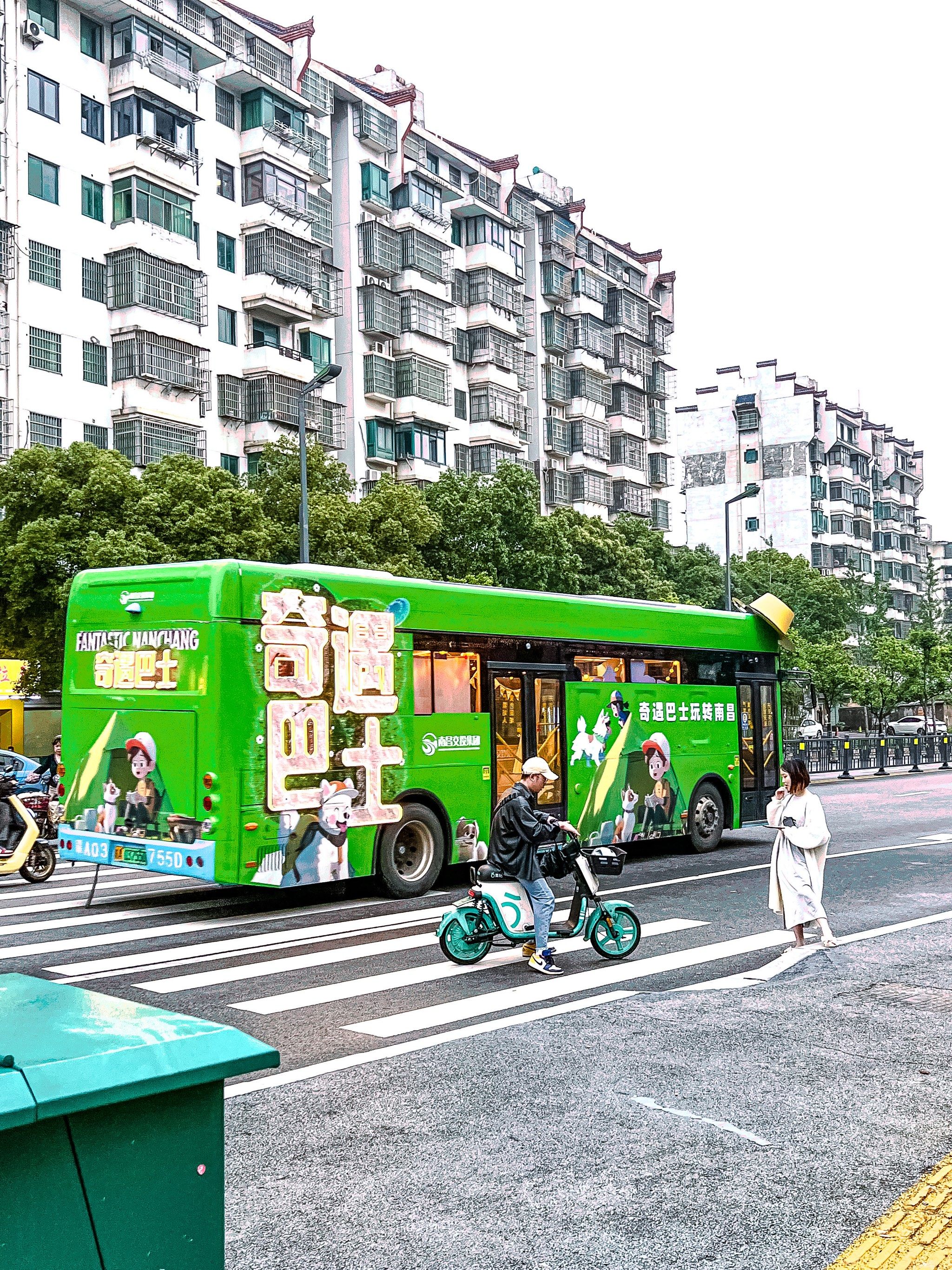 在南昌,偶遇卡哇依巴士06!
