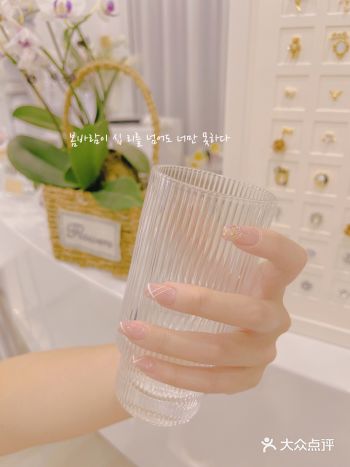 这是一家留学生聚集的美甲店