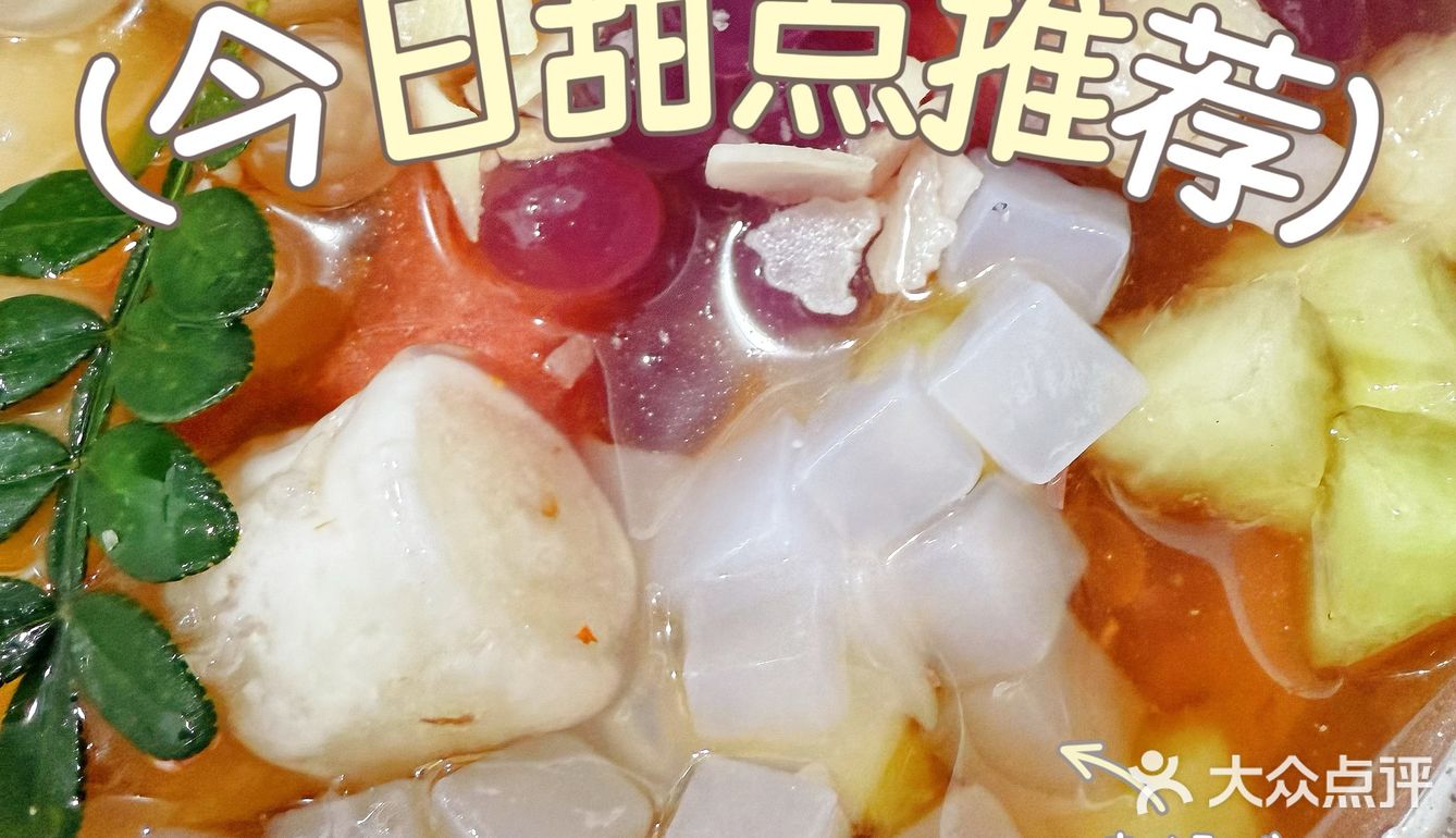 红亮亮的油花浮在汤上，辣得人直咂嘴，却又舍不得放下筷子