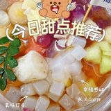 红亮亮的油花浮在汤上，辣得人直咂嘴，却又舍不得放下筷子