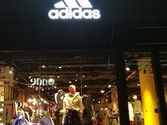 -阿迪达斯(百联徐汇商业广场运动旗舰店)