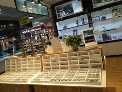 -MiRi眼镜连锁·蔡司·尼康控优点合作店(莘庄店)
