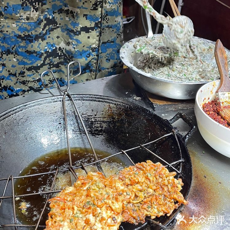 湖南凤凰古城这里的虾饼还真不赖啊！鲜虾还在跳啊跳！