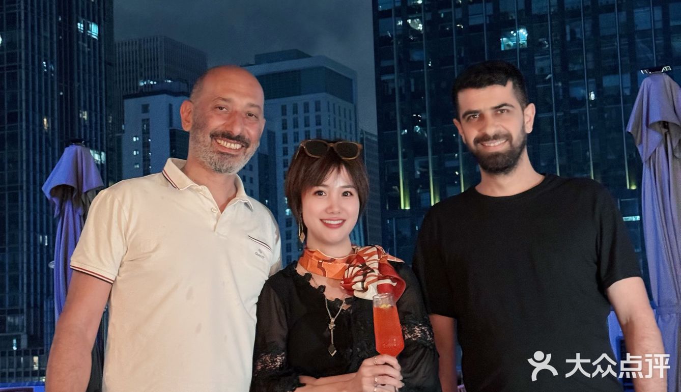 这里的露台view真的好棒，下雨也唯美