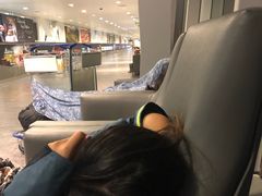 软皮沙发睡觉首发-吉隆坡国际机场