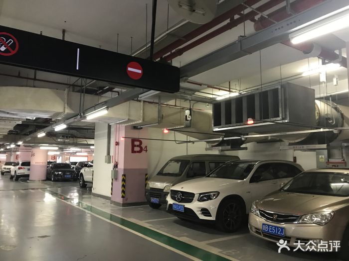 环球港停车场场地图片