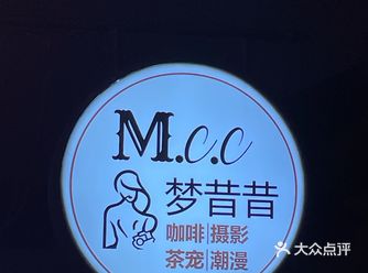 这家店某种意义上应该算是摄影工作室+酒吧+爬虫宠物展