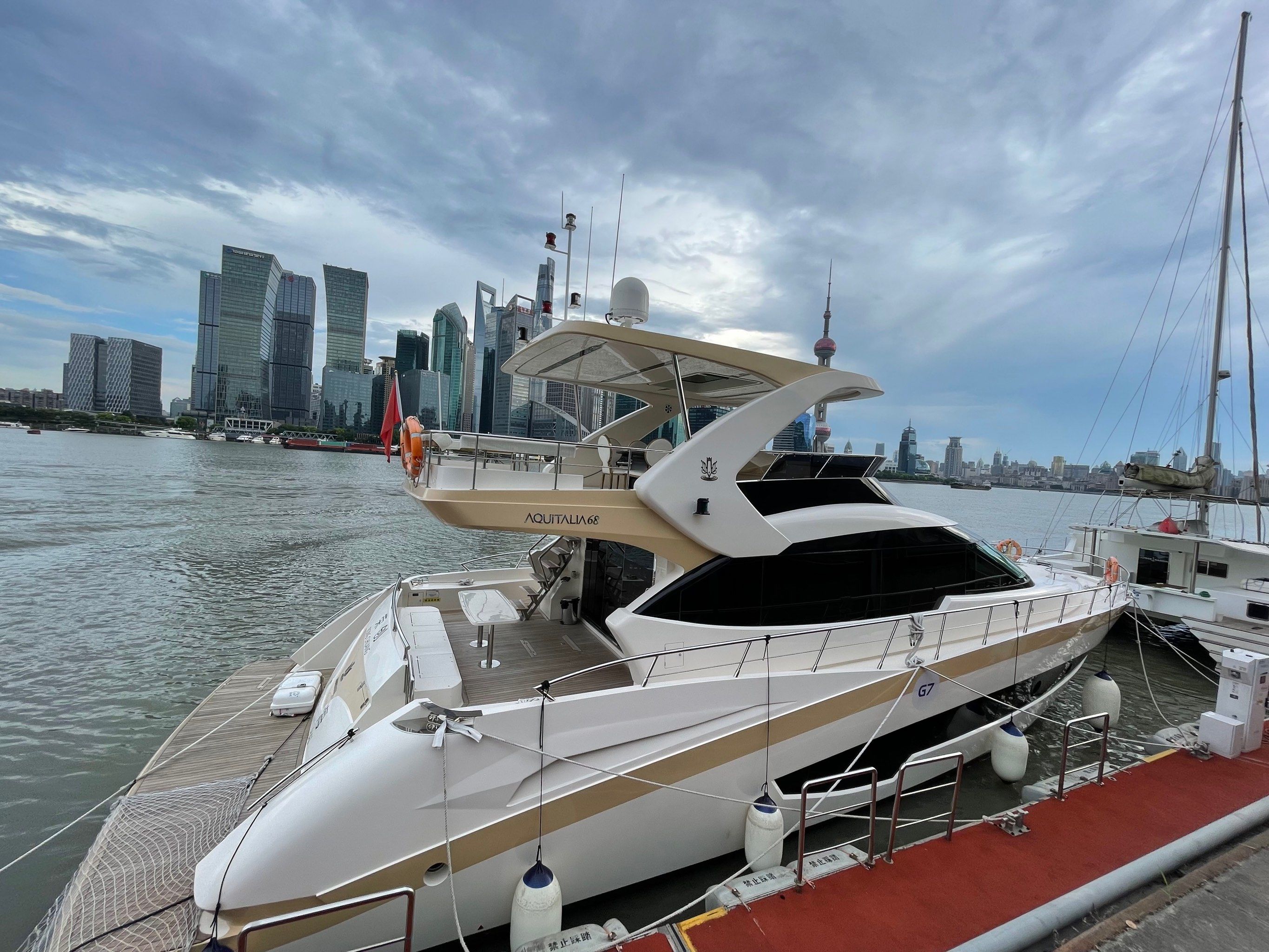 现实中遇上了心仪的游艇