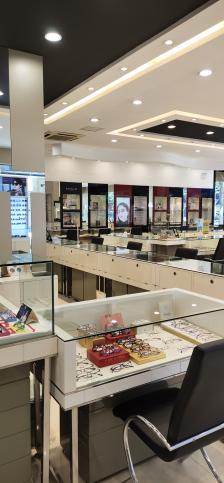 奥马眼镜(长平路旗舰店)-"旗舰店,店面最大,环境最好,服务也很好.